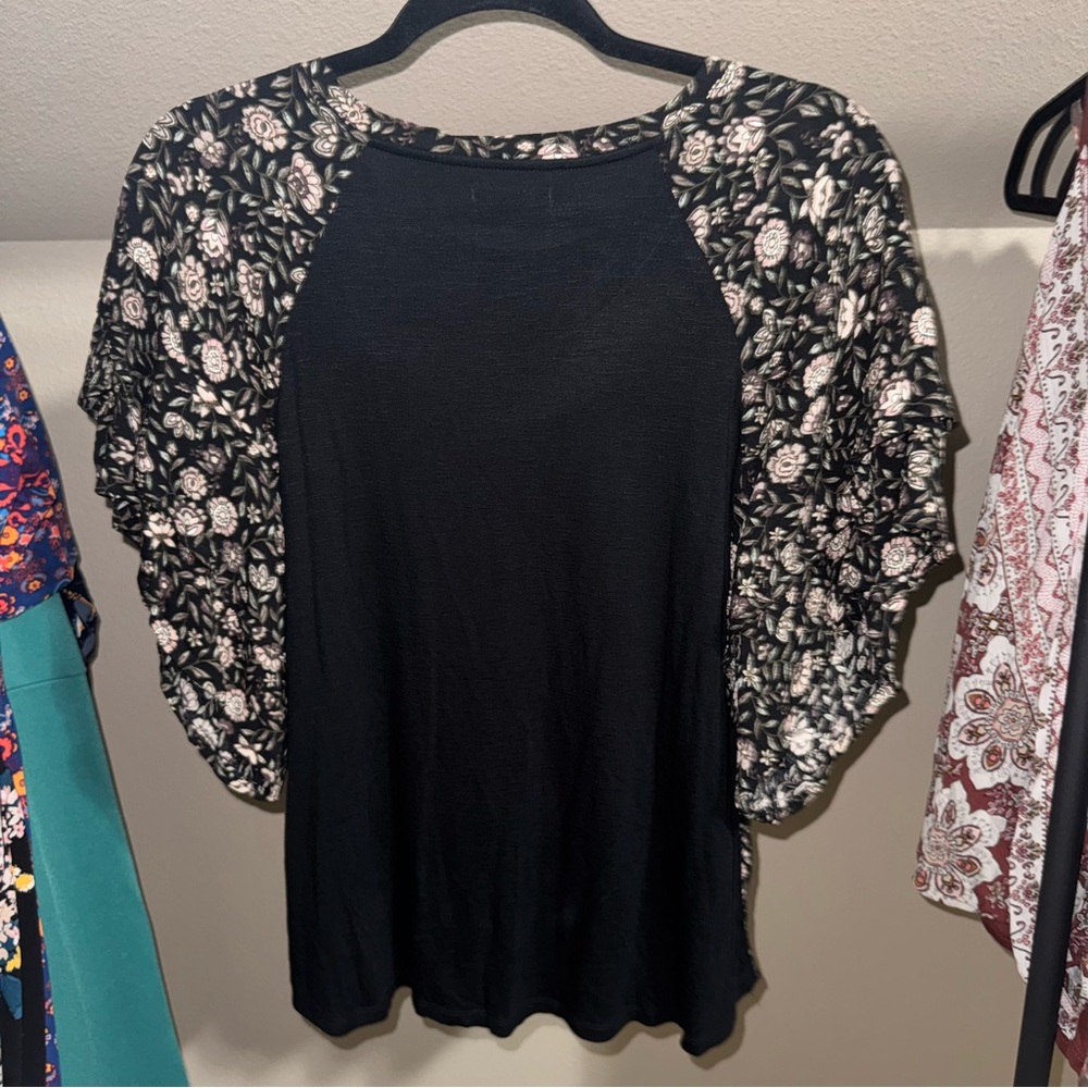 Maurice’s Medium Floral Flutter Sleeve Blouse - Picture 5 of 7